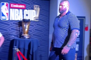 詹姆斯这个360转身扣篮，放在今年扣篮大赛能夺冠吗